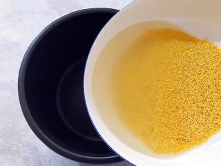 6、暖冬系列之最养人的红枣桂圆小米粥,将浸泡好的黄小米连同水一起倒入电高压锅内胆