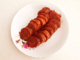 3、爆炒豆角,把煮好的腊肠晾凉后切成小片