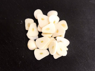 4、爆炒豆角,大蒜切成小片