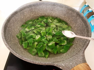 8、爆炒豆角,加入豆角，再加入小苏打