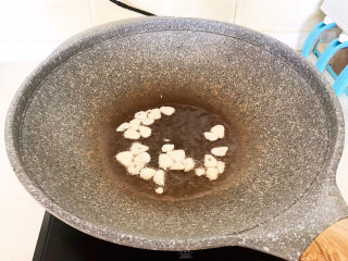 12、爆炒豆角,油烧热后加入蒜片，炒出香味