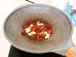 13、爆炒豆角,加入腊肠，煸炒1分钟