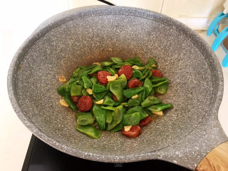 16、爆炒豆角,翻炒均匀