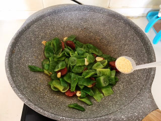 17、爆炒豆角,加入鸡精