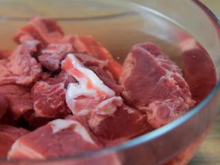 1、红烧牛腩炖萝卜—入冬了,来上这一锅马上让你整个人都暖起来,牛腩清水浸泡1个小时以上,去除血水。