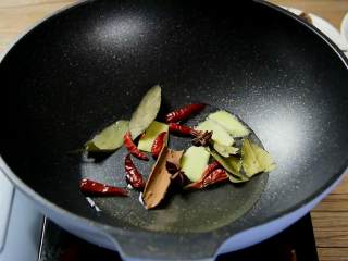 6、红烧牛腩炖萝卜—入冬了,来上这一锅马上让你整个人都暖起来,热锅冷油,倒入干辣椒、八角、桂皮、香叶炒香。