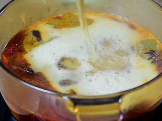 11、红烧牛腩炖萝卜—入冬了,来上这一锅马上让你整个人都暖起来,先加开水,再加1罐啤酒。