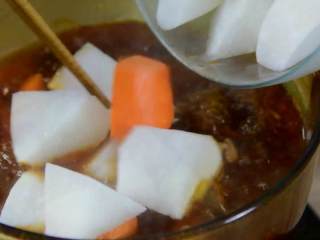 14、红烧牛腩炖萝卜—入冬了,来上这一锅马上让你整个人都暖起来,煮开加盖转小火炖1个半小时。