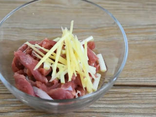 2、又一道下饭利器,营养丰富且简单易学,肉丝里倒入1勺盐、1勺料酒、葱段、姜丝搅拌均匀,腌制10分钟。