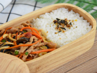 8、又一道下饭利器,营养丰富且简单易学,一盘美味又营养的腐竹炒肉丝,开启新的一天!