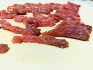 1、爆炒牛肉丝,超市购买一盒新鲜牛霖肉，切100克，洗净，牛肉横切丝（牛肉横切比较嫩）；
