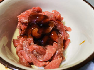 2、爆炒牛肉丝,把切好的牛肉放入碗里，加蚝油；