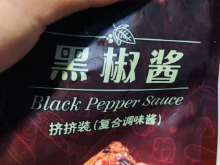 3、爆炒牛肉丝,加黑胡椒酱；