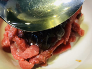 4、爆炒牛肉丝,加一勺食用油；