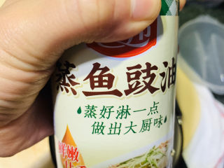 5、爆炒牛肉丝,加蒸鱼豉油；