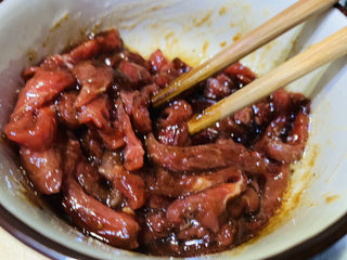 6、爆炒牛肉丝,把调料和牛肉丝搅拌均匀；