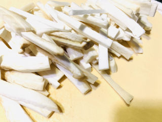 9、爆炒牛肉丝,杏鲍菇洗净切丝；