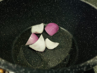 11、爆炒牛肉丝,锅加些油，放入洋葱，大火炒香；