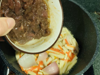 13、爆炒牛肉丝,加入腌制好的牛肉；