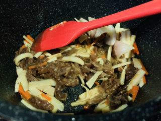 14、爆炒牛肉丝,大火炒牛肉，牛肉已经腌制有味道，就不用再其他放调料了，牛肉变色，稍微再炒会；