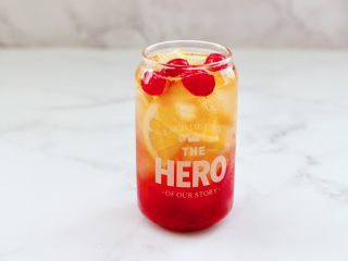 13、蔓越莓草莓花茶饮,上面放几颗蔓越莓。