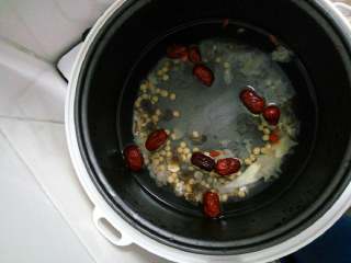 1、木瓜鸡汤,汤料洗净放入锅中