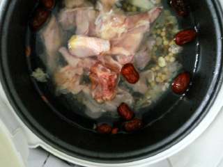 2、木瓜鸡汤,放入洗净的鸡块，加入适量水。