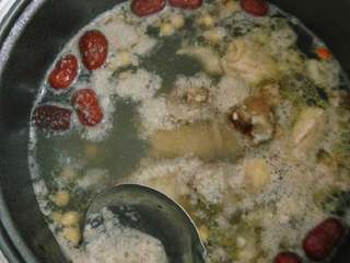 3、木瓜鸡汤,大火煮开后，撇去浮在表面的油脂沫。