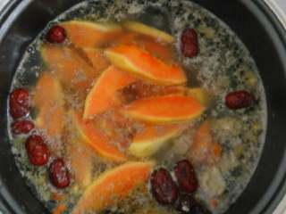 4、木瓜鸡汤,然后放入切好的木瓜。小火慢煮1小时后即可。