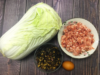 1、金玉白菜卷,准备好材料，开始动手