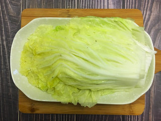 3、金玉白菜卷,锅中烧水，将白菜叶稍微烫一下，等菜叶变软后迅速捞出沥干水备用