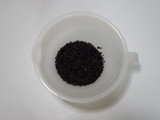 1、紫糯米瓷饭团,紫米放入容器