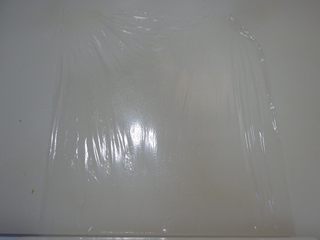 7、紫糯米瓷饭团,准备一张保鲜膜,铺好。