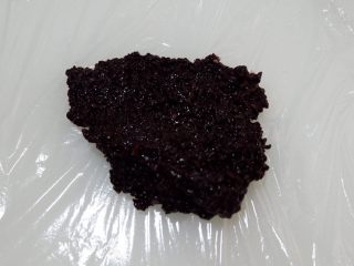 8、紫糯米瓷饭团,将紫米放上去