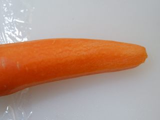 12、紫糯米瓷饭团,胡萝卜去皮。