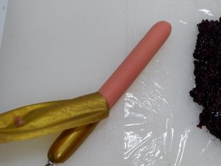 10、紫糯米瓷饭团,火腿肠撕去外皮。