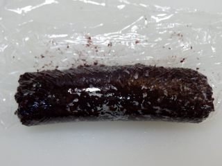 15、紫糯米瓷饭团,用保鲜膜协助往前推