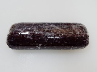 16、紫糯米瓷饭团,卷起来,两头拧紧