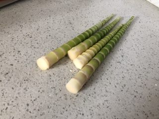 3、#风味人间#清炒冷笋,去掉皮