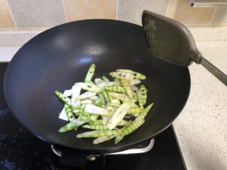 7、#风味人间#清炒冷笋,下锅翻炒