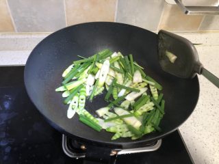 8、#风味人间#清炒冷笋,加入葱段