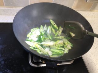 9、#风味人间#清炒冷笋,加入少量的清水