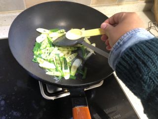 10、#风味人间#清炒冷笋,加入适当的盐。即可出锅