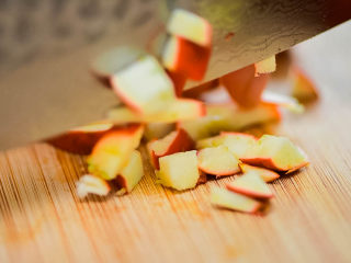 1、山楂糖条,山楂洗干净，去核，切丁。懒得切的，也可以直接把山楂用板压碎。