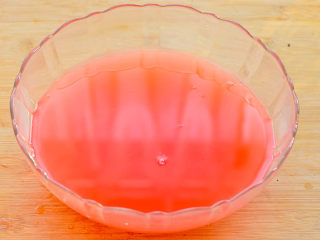 4、山楂糖条,第一次煮山楂，保留下来的水。