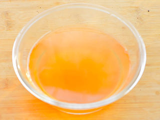 6、山楂糖条,第三次煮山楂，保留下来的水。颜色一次比一次浅。