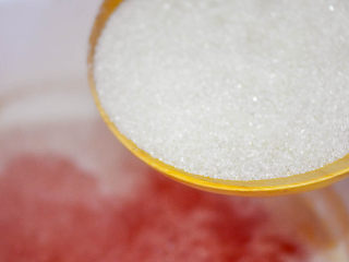 8、山楂糖条,加入白糖。