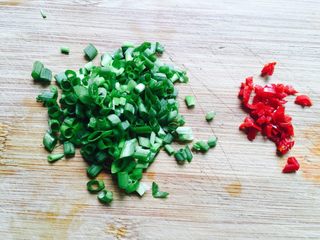 4、葱油蛏子,香葱洗净切圈，小米椒切末