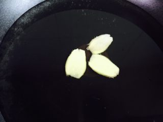 5、葱油蛏子,锅中加入清水放入姜片