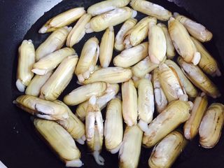 6、葱油蛏子,倒入蛏子